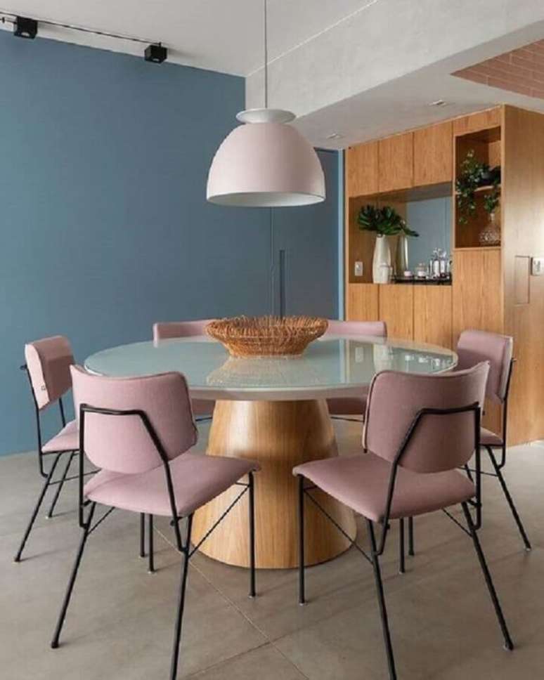 1. Mesa redonda cone com cadeiras rose – Foto Revista VD