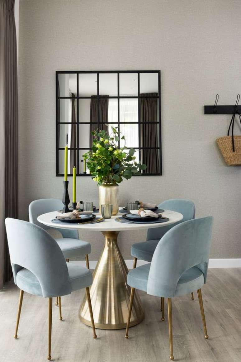 8. Mesa cone dourada com cadeiras azul claras – Foto Pinterest