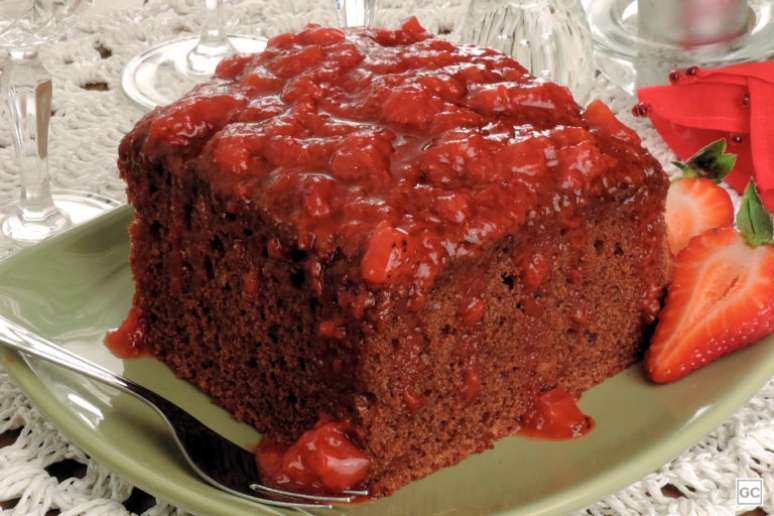Guia da Cozinha - Receita deliciosa de bolo de chocolate com calda quente de morango