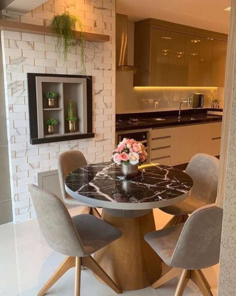 16. Mesa cone pequena para varanda gourmet com tampo marmorizado &ndash; Foto Home Idea