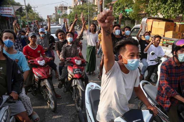 Um protesto contra os militares em Mandalay