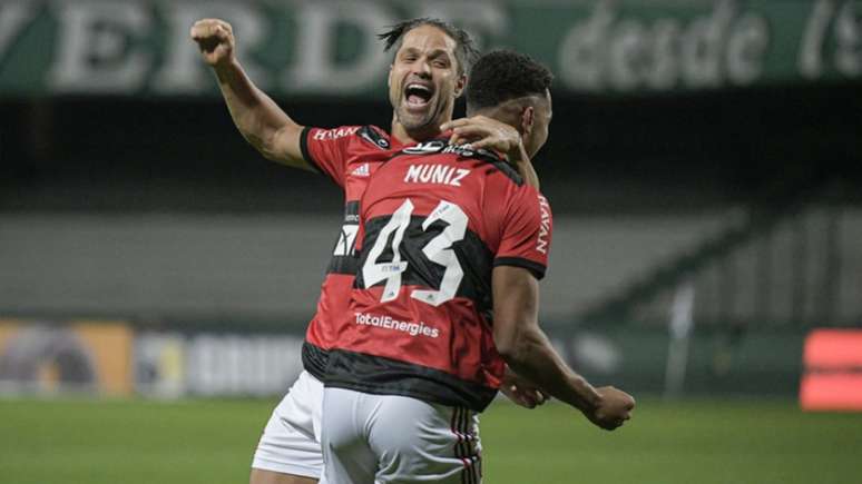 Diego e Rodrigo Muniz celebram o gol marcado no Couto Pereira (Foto: Alexandre Vidal / Flamengo)