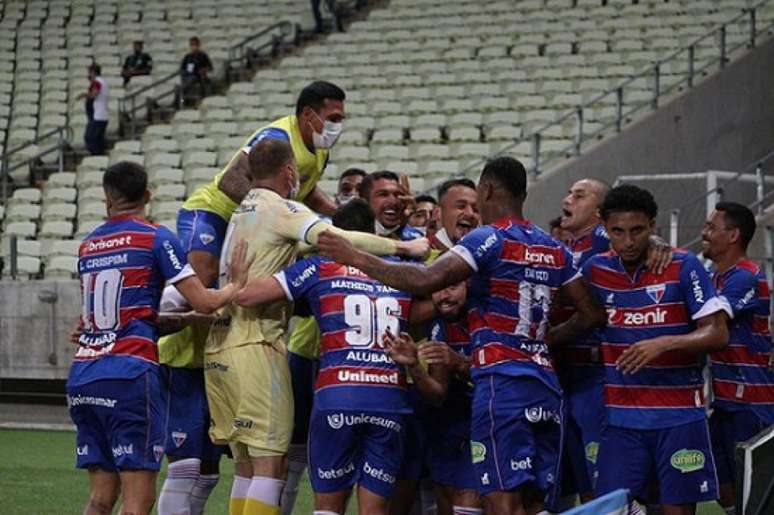 Jogadores do Leão comemoram gol marcado por Felipe, que abriu caminho para a classificação na Copa do Brasil (Foto: Leonardo Moreira/ FEC)