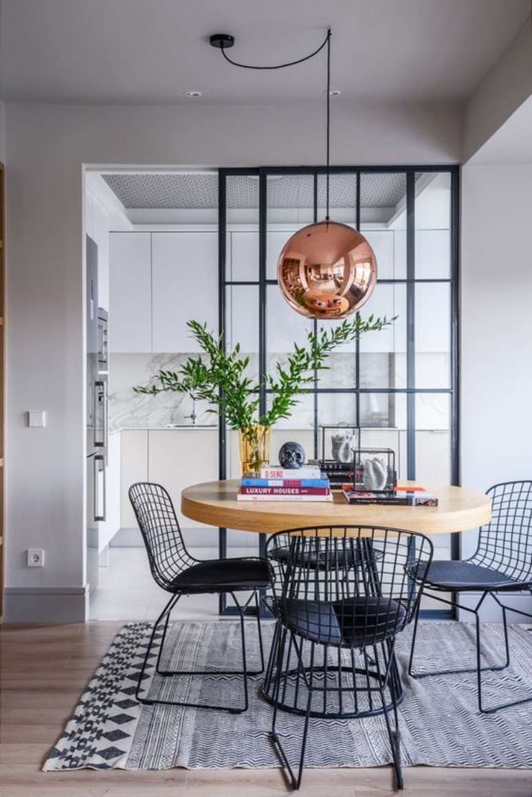 36. Decora&ccedil;&atilde;o de sala de jantar com mesa cone de ferro e madeira &ndash; Foto Fashionismo