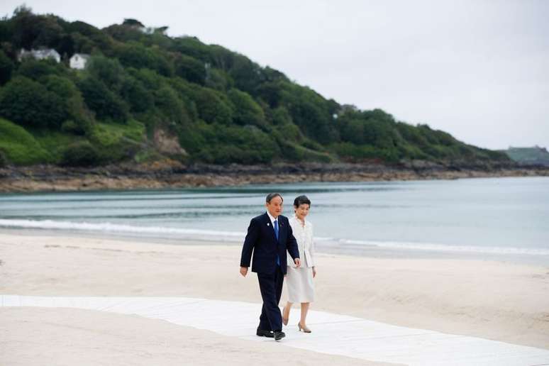 Premiê japonês Suga e a esposa, Mariko Suga, chegam para o G7 em Carbis Bay, Cornualha
 11/6/2021 REUTERS/Phil Noble/Pool