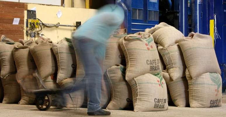 Armazém com sacas de café em Alfenas (MG) 
07/07/2008
REUTERS/Paulo Whitaker