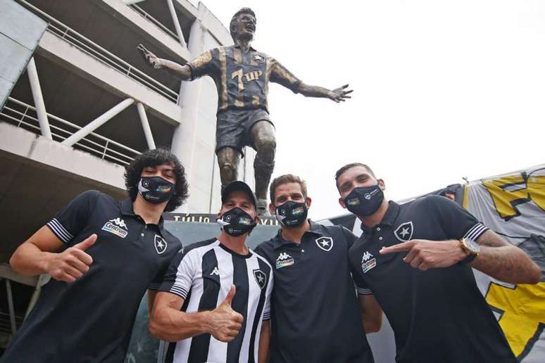 Túlio ao lado dos atacantes do Botafogo (Foto: Vítor Silva/Botafogo)