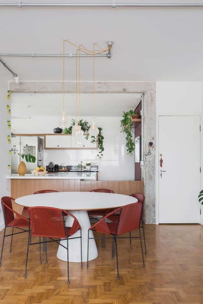 11. Cadeiras vermelhas com mesa cone branca s&atilde;o lindas &ndash; Foto Casa de Valentina