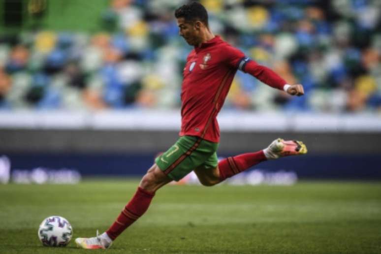 Cristiano Ronaldo lidera Portugal na Eurocopa (Foto: PATRICIA DE MELO MOREIRA / AFP)