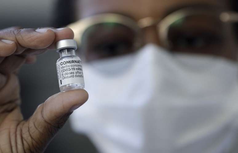 Profissional de saúde segura frasco da vacina Pfizer/BioNTech
REUTERS/Ricardo Moraes