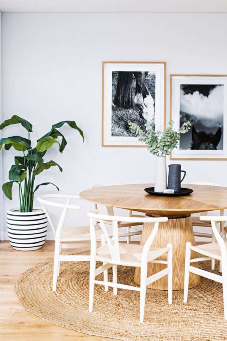6. Mesa madeira cone com cadeiras brancas – Foto Blanco Interiores