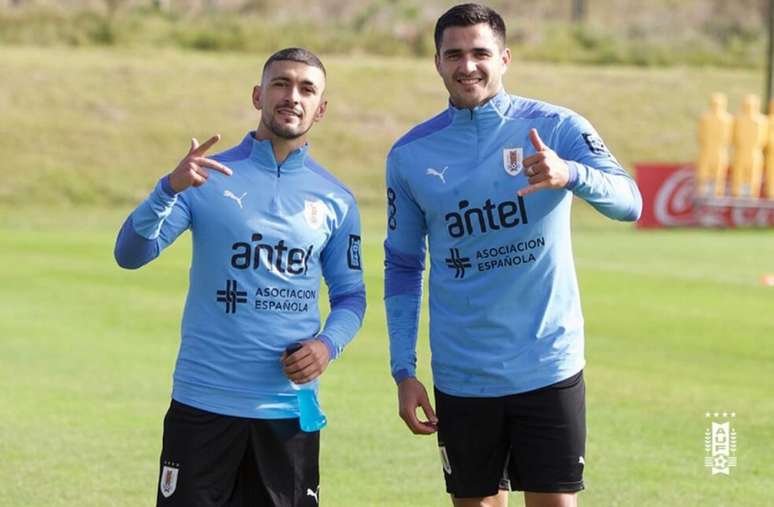 Arrascaeta e Maximiliano Gómez voltam a treinar no Uruguai (Foto: Divulgação/AUF)