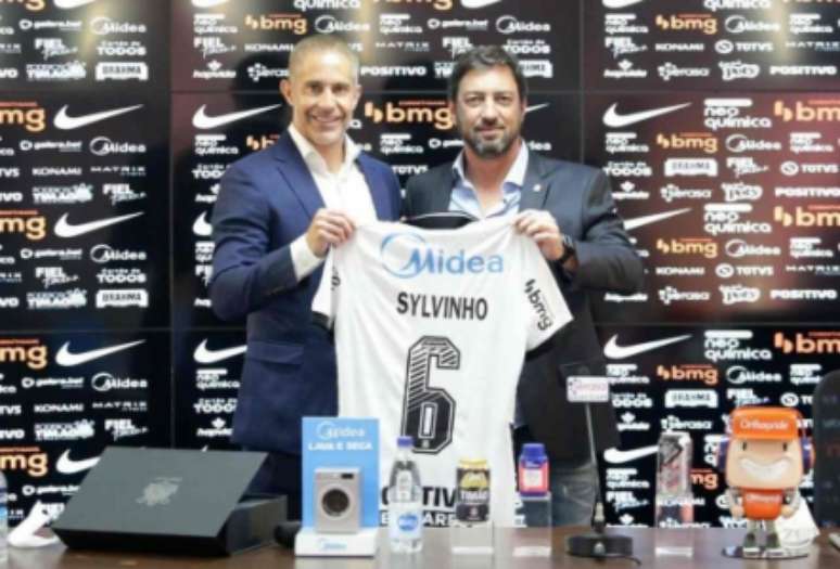 Sylvinho: alinhado com a diretoria (Foto: Rodrigo Coca/Ag. Corinthians)