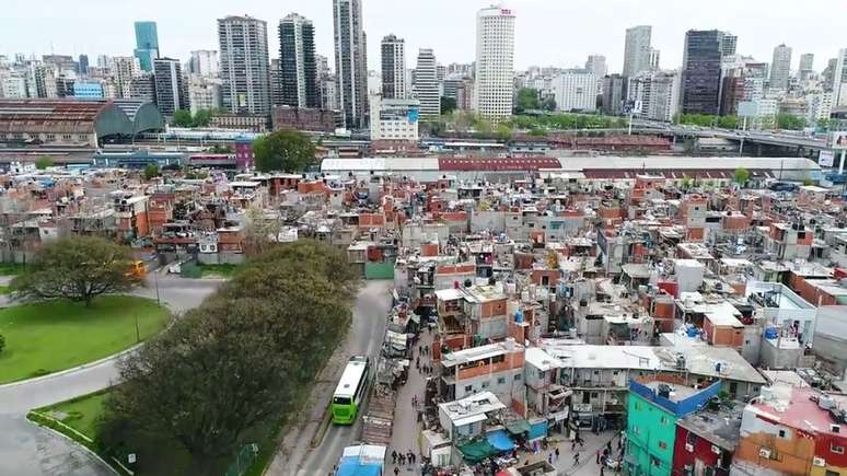 Favela Villa 31 fica entre a Recoleta e Puerto Madero, em Buenos Aires; capital argentina reflete divisões culturais e sociais, diz Margulis