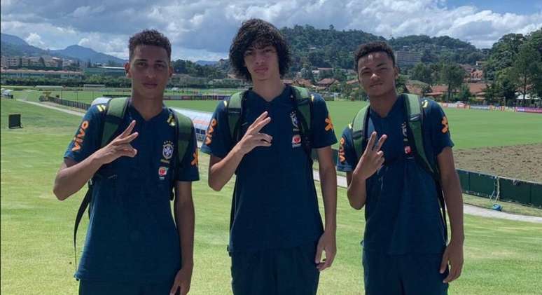 Kauê, Matheus Nascimento e Jhonnatha pela Seleção sub-15 (Foto: Divulgação)