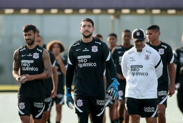 Caíque França, goleiro do Corinthians, passa por cirurgia