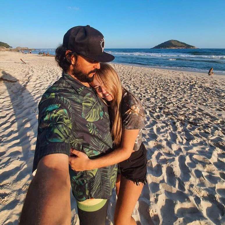 A jovem &eacute; 27 anos mais nova que o cantor e estuda Marketing.