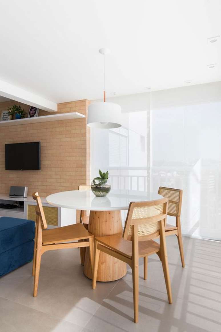 35. Decora&ccedil;&atilde;o com mesa cone de madeira e tampo branco &ndash; Foto Casa de Valentina