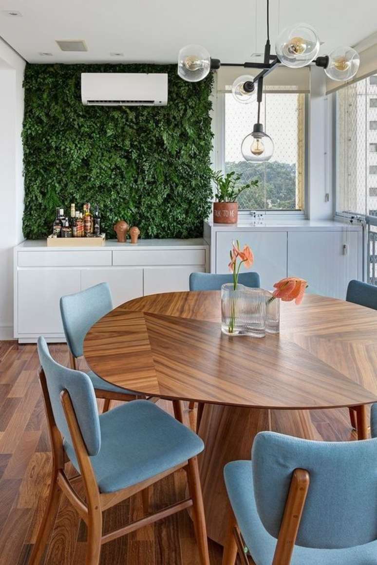 4. Varanda gourmet moderna com mesa cone e cadeiras estofadas azuis – Foto Pinterest