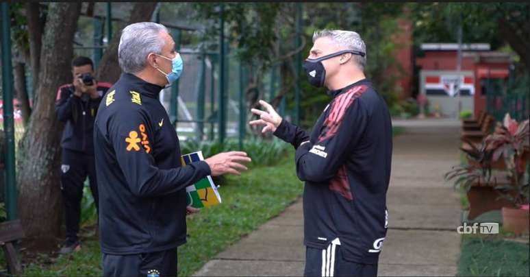 Os técnicos Tite, da seleção brasileira, e Hernán Crespo, do São Paulo, conversaram durante o treino no CT da Barra Funda