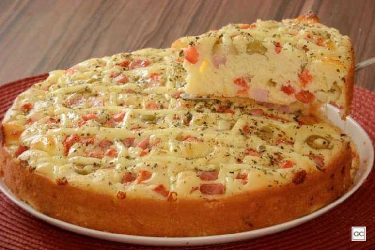 Guia da Cozinha - Torta-pizza de presunto e queijo para alegrar o seu dia