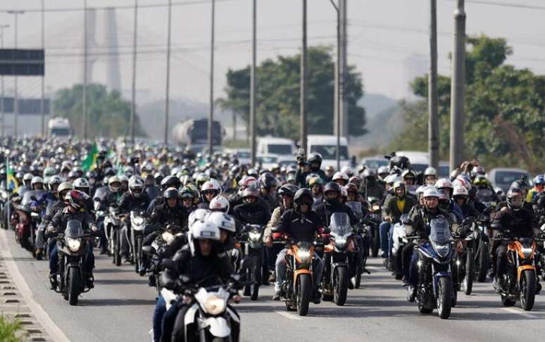 Presidente Jair Bolsonaro lidera manifestação com motocicletas em São Paulo. 12/6/2021. REUTERS/Avener Prado