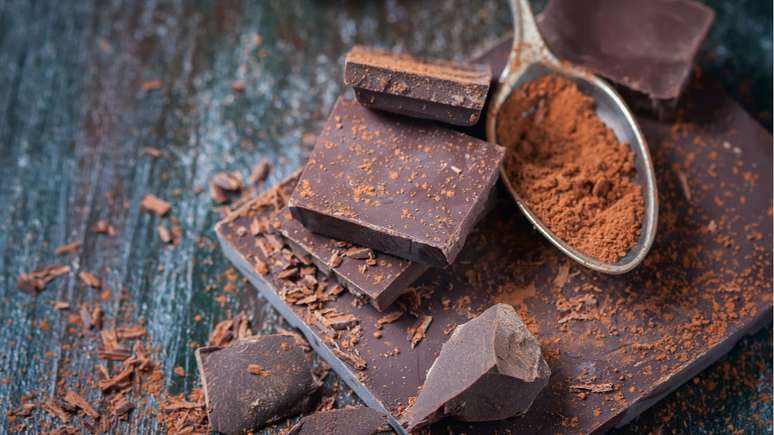 O chocolate amargo, por exemplo, é um alimento que deve fazer parte do cardápio