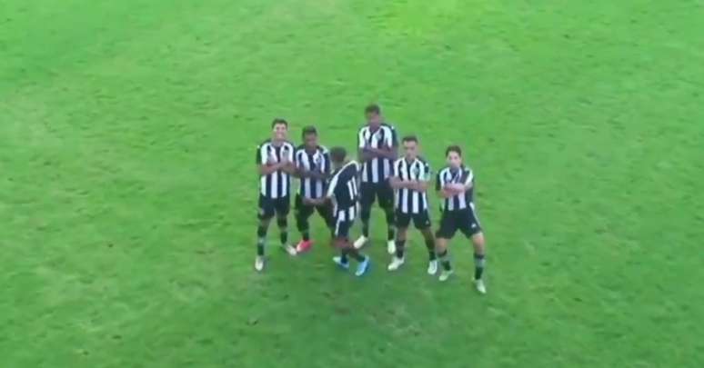 Jogadores do Botafogo comemoram (Foto: Reprodução/MyCujoo)