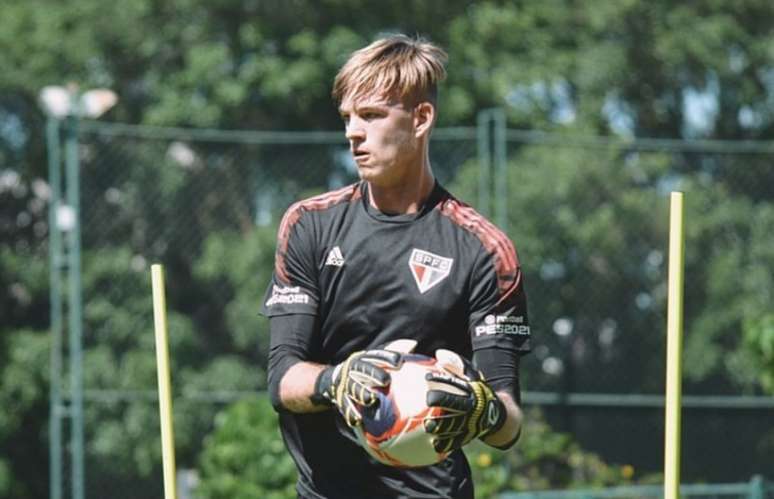 Young fraturou o braço e passou por cirurgia para a correção da lesão (Foto: Érico Leonan / saopaulofc.net)