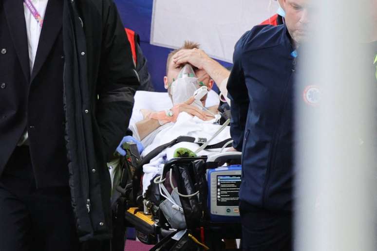 Eriksen sendo encaminhado para o hospital após mal súbito em campo (Foto: FRIEDEMANN VOGEL / AFP / POOL)
