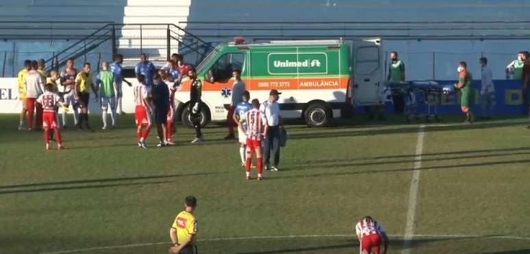 Caio Cézar foi transferido com o auxílio de uma ambulância para um hospital em Sorocaba (Foto: Reprodução/Eleven)