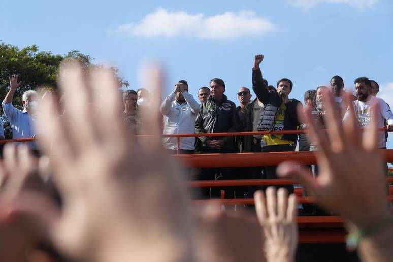 Presidente Jair Bolsonaro observa pessoas que participam de manifestação em São Paulo. 12/6/2021. REUTERS/Amanda Perobelli