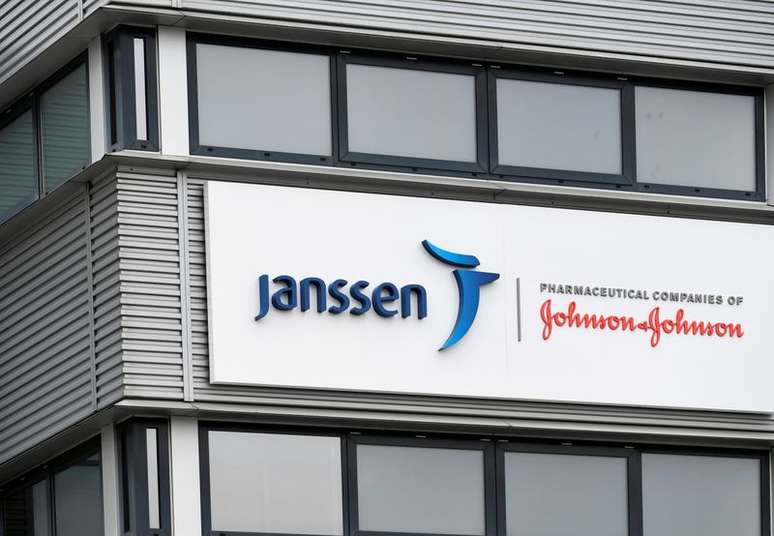 Vista externa de unidade da Janssen Vaccines, subsidiária da Johnson and Johnson. 9/3/2021. REUTERS/Piroschka van de Wouw