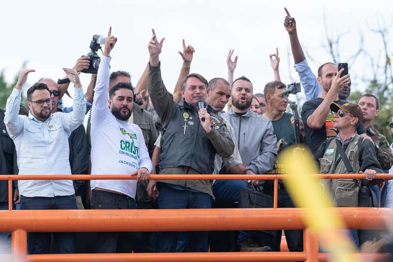 Sem máscara, Jair Bolsonaro discursa em ato com motociclistas