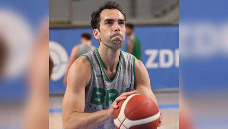 Benite reforça treino da seleção de basquete em preparação para o Pré-Olímpico.