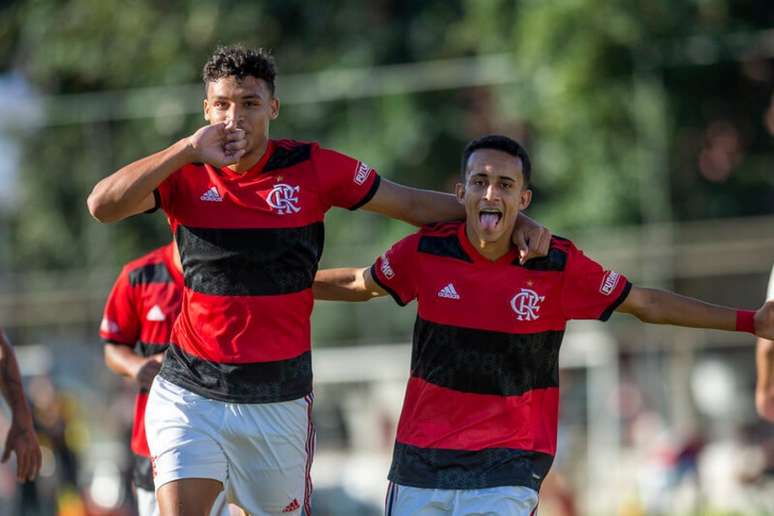 Victor Hugo e Matheus Gonçalves comemoram um dos gols (Foto: Marcelo Cortes/Flamengo)