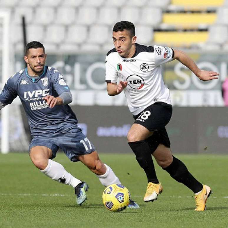 Léo Sena foi comprado pelo Galo em 2020 junto ao Esmeraldino e agora joga na Itália-(Divulgação/Spezia)