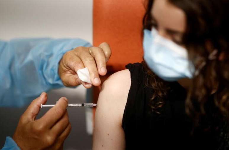 Funcionário do serviço de saúde administra vacina contra Covid-19. 3/6/2021. REUTERS/Stephane Mahe