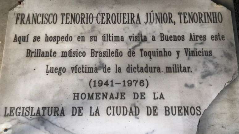 Placa que homenageia Tenorinho no Hotel Normandie, em Buenos Aires. corpo do músico nunca foi encontrado