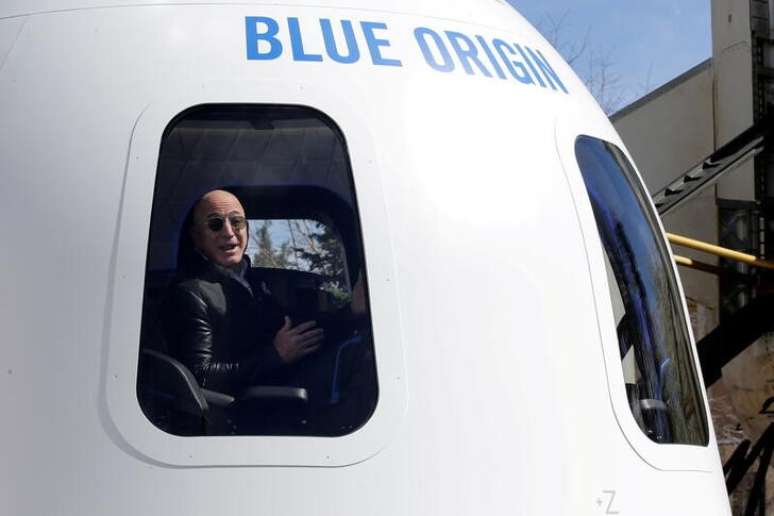 Fundador da Amazon e da Blue Origin, Jeff Bezos, fala à mídia da cápsula de uma nova espacial. 5/4/2017.  REUTERS/Isaiah J. Downing