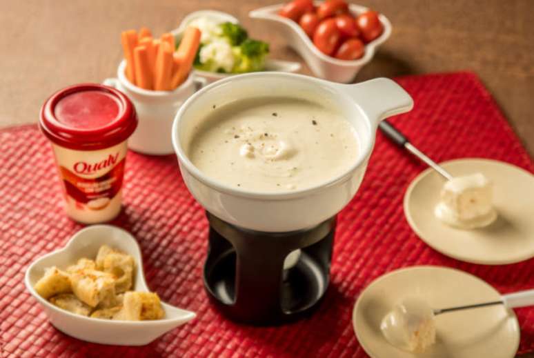 Guia da Cozinha - Fondue de requeijão com parmesão pronto em 20 minutos