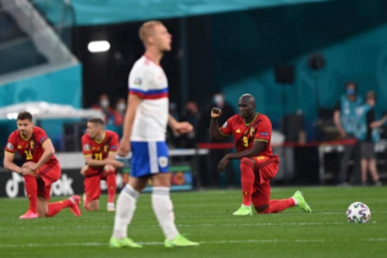 Lukaku e seus companheiros em moveimento antirracista (Foto: KIRILL KUDRYAVTSEV / POOL / AFP)