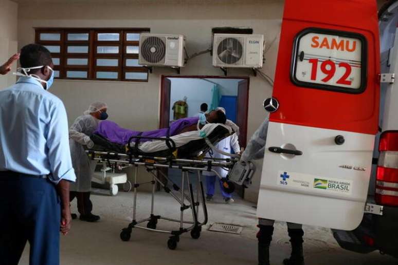 Paciente com suspeita de Covid-19 é colocado numa ambulância por membros da equipe do Samu, no Rio de Janeiro. 20/5/2021. REUTERS/Pilar Olivares