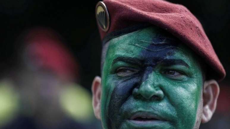 Apoiadores de Bolsonaro têm uma forte identificação com os militares