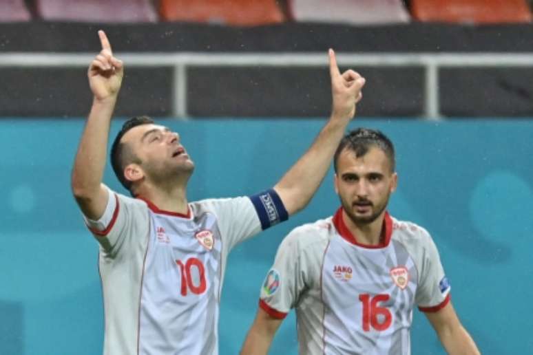 Pandev comemorando o gol de empate da Macedônia do Norte (Foto: DANIEL MIHAILESCU / POOL / AFP)