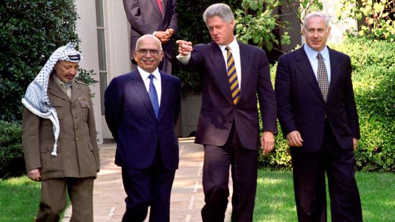 Mr Netanyahu (dir.) participou das conversas com líder palestino Yasser Arafat (esq.) e o Rei Hussein, da Jornânia (centro-esq.), com mediação do então presidente americano Bill Clinton (centro-dir.), em outubro de 1996