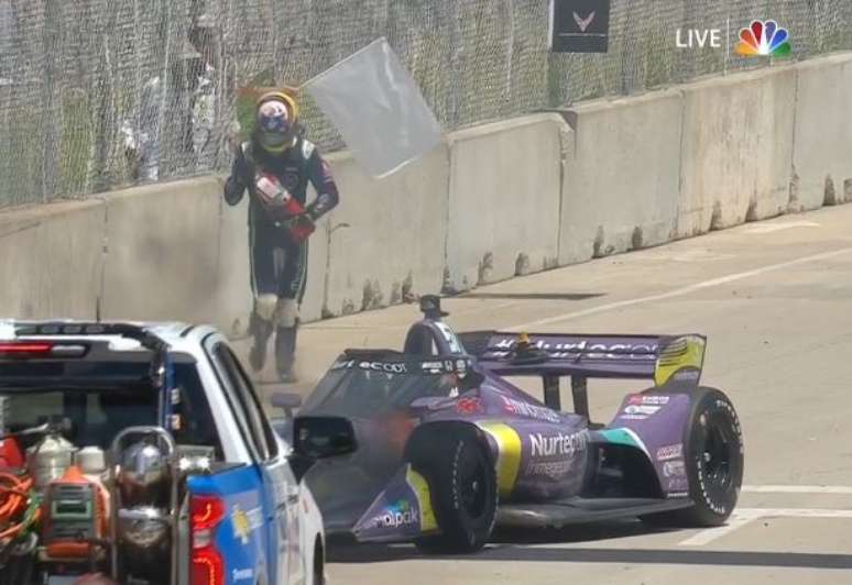 Romain Grosjean pega extintor de incêndio para apagar fogo do carro no fim do GP de Detroit 2 