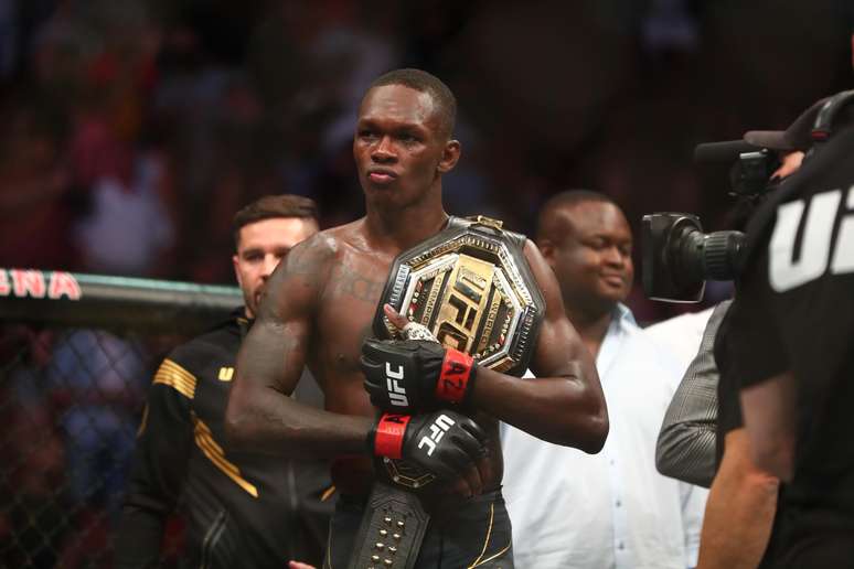 Nigeriano Israel Adesanya mantém o cinturão do UFC