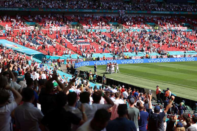 Torcedor cai da arquibancada durante jogo entre Inglaterra e Croácia pela Eurocopa