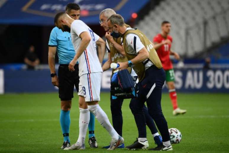 Benzema sentiu dores no joelho em partida da França contra a Bulgária (FRANCK FIFE/AFP)